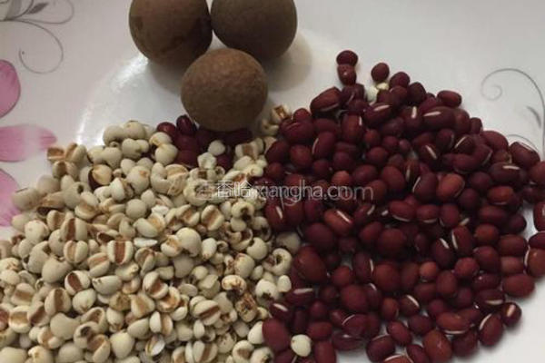 红豆薏米粥的做法图解1