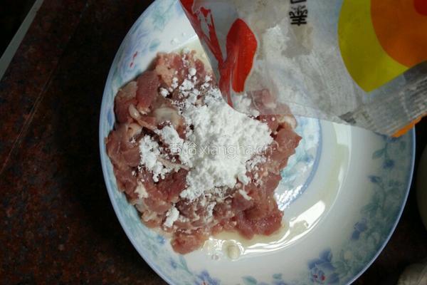 瘦肉炒韭菜花的做法图解1