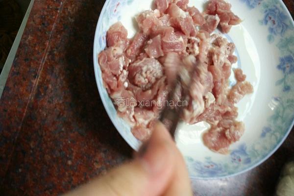 瘦肉炒韭菜花的做法图解2