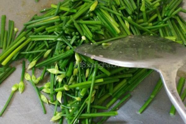 瘦肉炒韭菜花的做法图解7