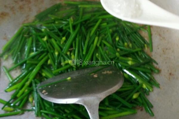 瘦肉炒韭菜花的做法图解8