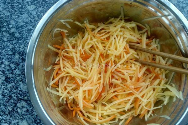 土豆胡萝卜丝饼的做法图解3