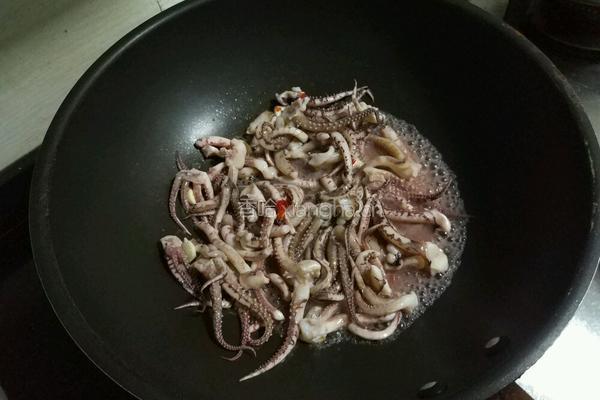 蚝油鱿鱼炒木耳的做法图解2