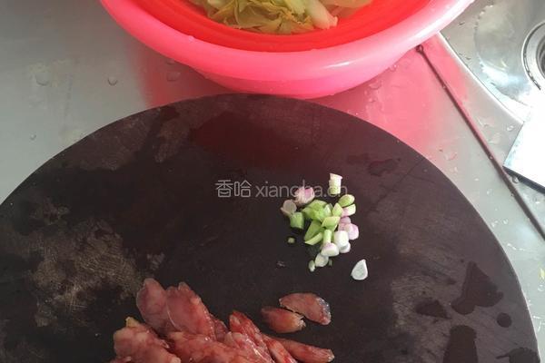 西芹炒腊肠的做法图解1