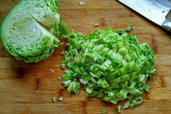 包菜虾皮猪肉饺子的做法图解1