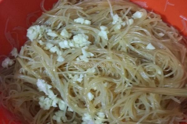 蒜蓉粉丝蒸扇贝的做法图解3