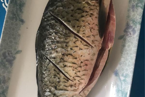 蒜香鲫鱼的做法图解1