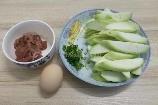 丝瓜瘦肉蛋花汤的做法图解1