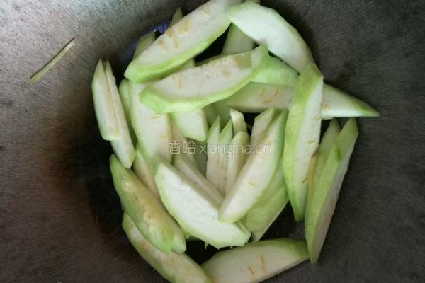 丝瓜瘦肉蛋花汤的做法图解2