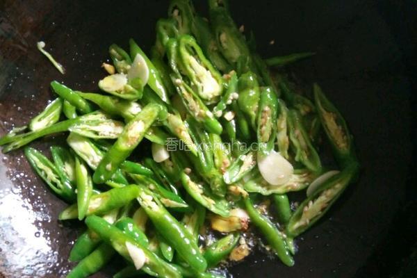 青椒炒豆腐皮的做法图解4