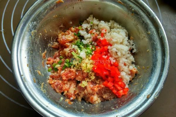 藕丁鲜肉酿香菇的做法图解5
