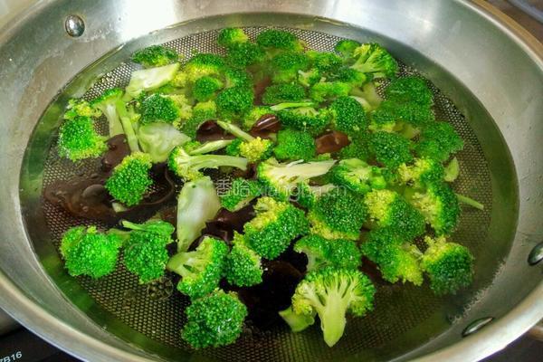 西兰花炒核桃虾球的做法图解3
