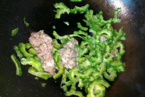 梅菜肉馅炒苦瓜的做法图解4