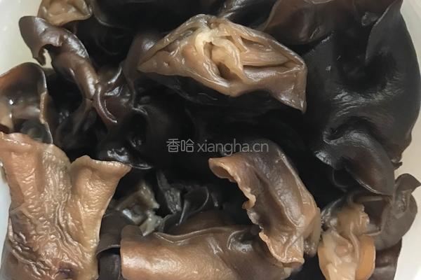 凉拌木耳芦笋的做法图解1