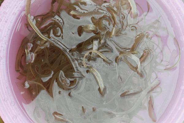 白菜地瓜粉丝炒肉片的做法图解1