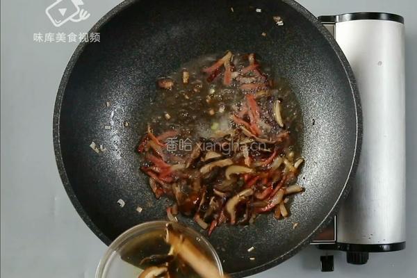 营养健康的美味小炒 腊肉蔬菜炒年糕的做法图解6