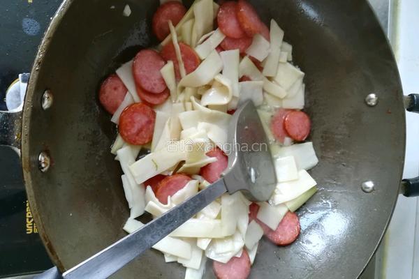 泡椒春笋炒香肠的做法图解8