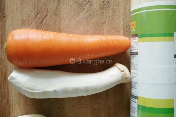 杏鲍菇胡萝卜面的做法图解1