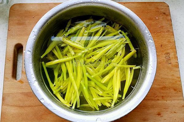 凉拌黄花菜的做法图解3