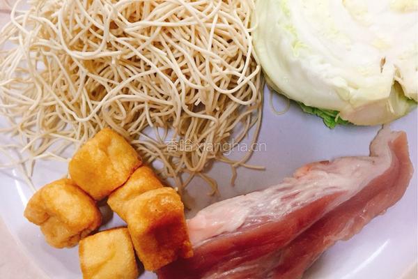 油豆腐肉丝炒面的做法图解1
