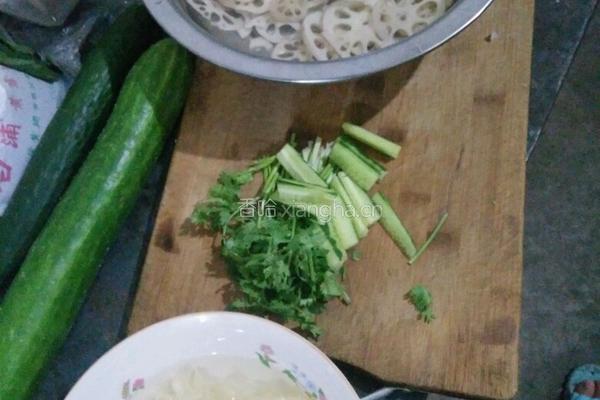 银耳拌藕的做法图解1