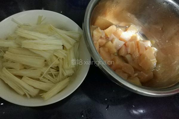 干煸鸡肉金针菇的做法图解1