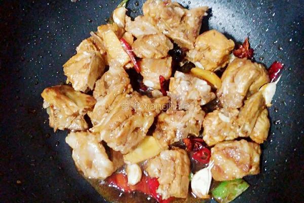 胡萝卜香菇焖排骨的做法图解5