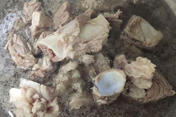 电饭煲筒骨汤面的做法图解1