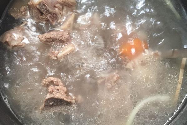 电饭煲筒骨汤面的做法图解5