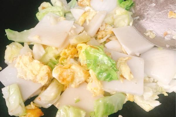 鸡蛋包菜炒年糕的做法图解3