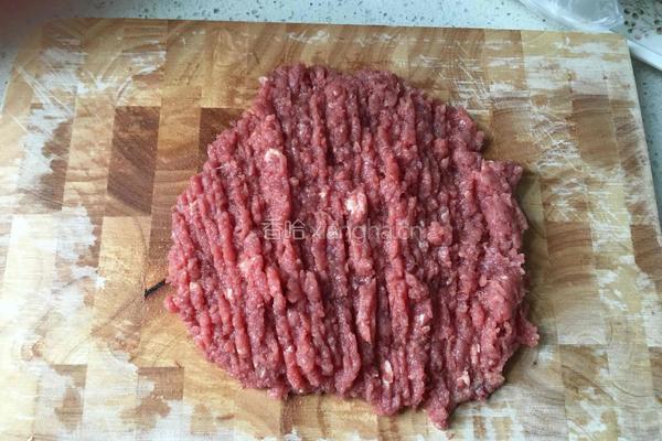 牛肉芹菜饺子的做法图解1