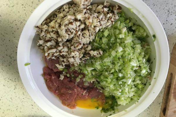 牛肉芹菜饺子的做法图解4