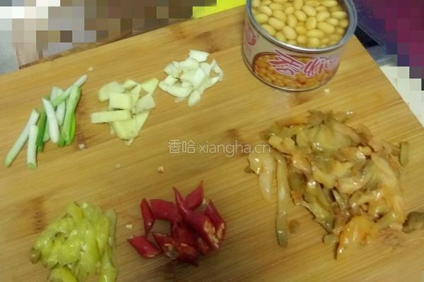 黄豆烧鲫鱼的做法图解2