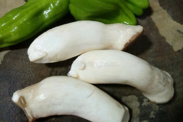 青椒炒杏鲍菇的做法图解1