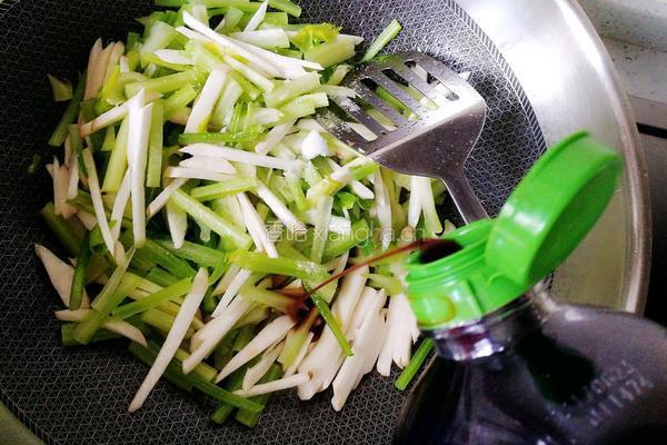 杏鲍菇炒西芹的做法图解7