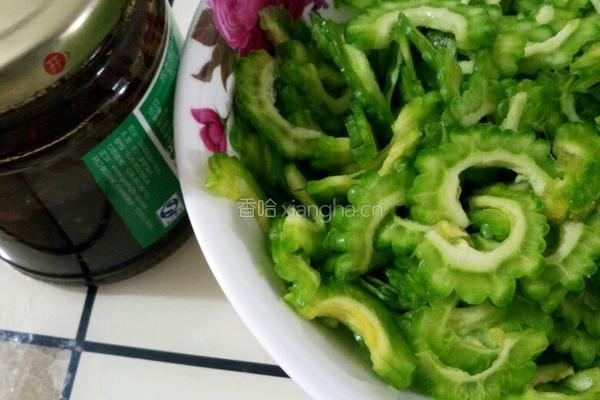 凉拌苦瓜（酱苦瓜片）的做法图解1