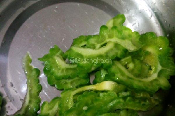凉拌苦瓜（酱苦瓜片）的做法图解3