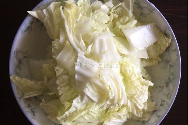醋溜白菜木耳的做法图解1