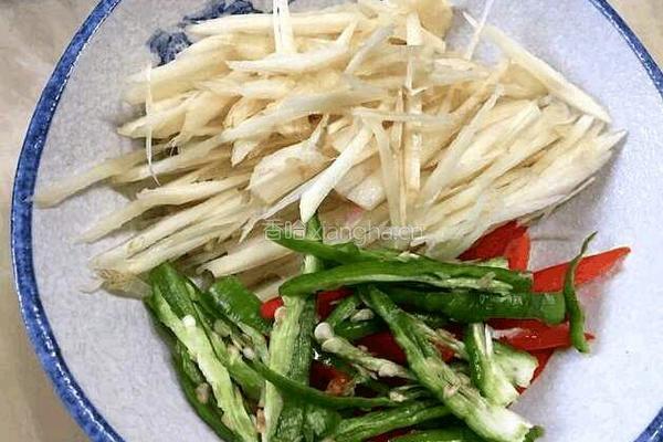 仔姜肉丝的做法图解2