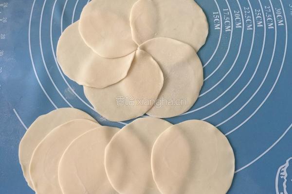 葱油饼(饺子皮版)的做法图解1