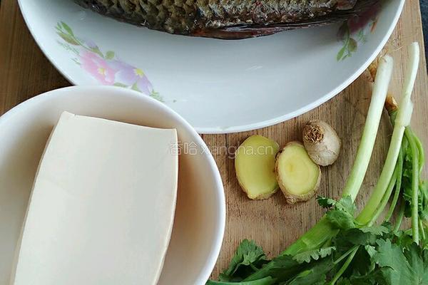 鲫鱼豆腐汤的做法图解1