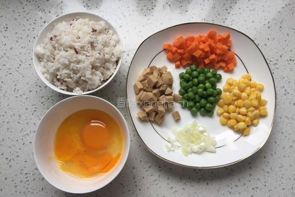 彩色炒饭的做法图解1