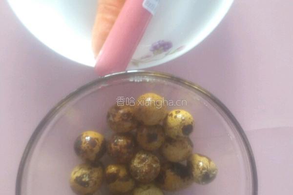 酱汁鹌鹑蛋的做法图解1