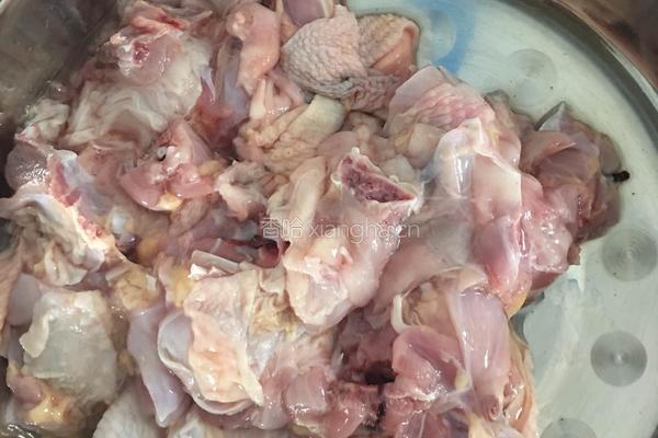 香辣鸡肉块的做法图解1