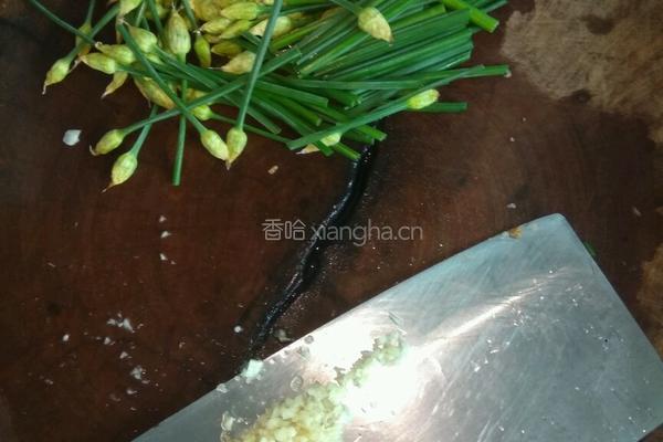 蒜香韭菜花炒豆芽的做法图解1