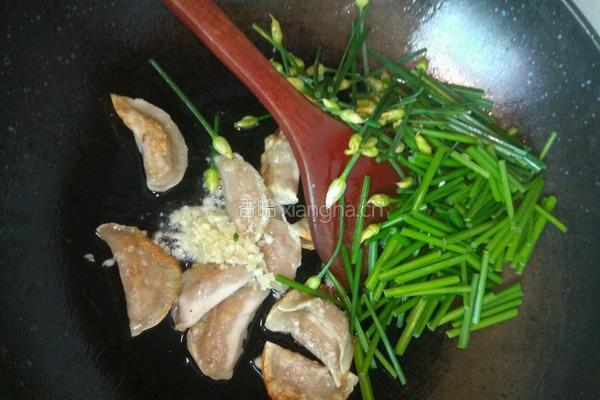 蒜香韭菜花炒豆芽的做法图解3