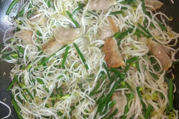 蒜香韭菜花炒豆芽的做法图解5