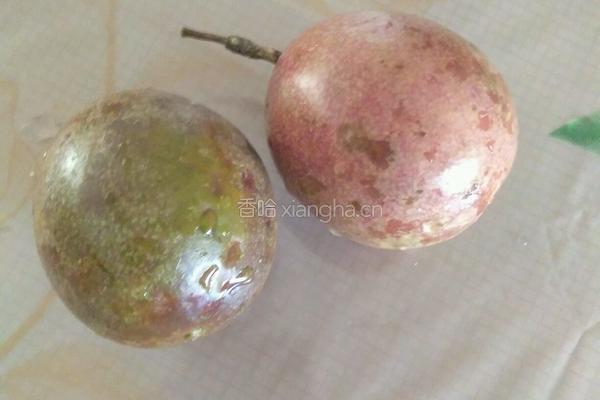 百香果饮品的做法图解1