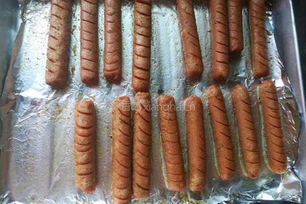 电烤箱烤火腿肠的做法图解2