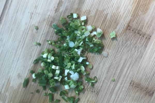 葱香鸡蛋软饼的做法图解1